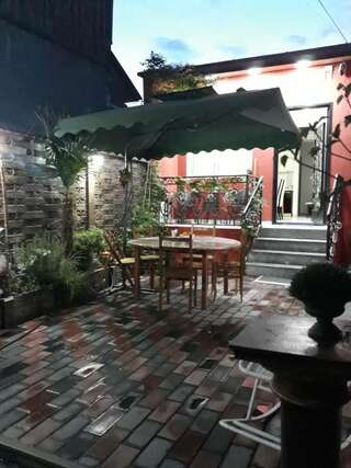 Отель Mimino T&G Тбилиси Семейный номер с видом на сад-27