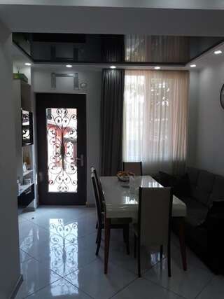 Отель Mimino T&G Тбилиси Семейный номер с видом на сад-46