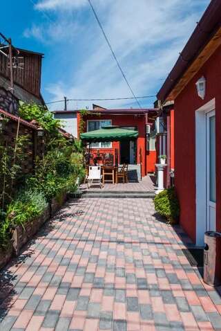 Отель Mimino T&G Тбилиси Семейный номер с видом на сад-48