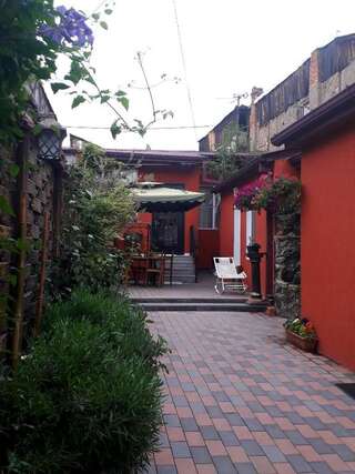 Отель Mimino T&G Тбилиси Семейный номер с видом на сад-55