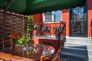 Отель Mimino T&G Тбилиси Семейный номер с видом на сад-57