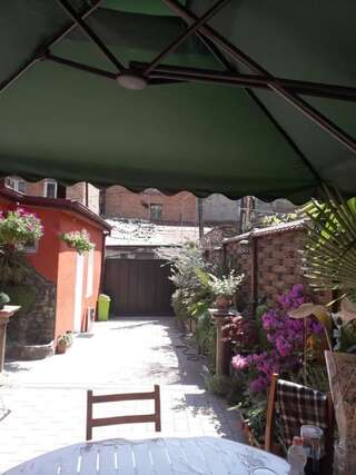 Отель Mimino T&G Тбилиси Семейный номер с видом на сад-58